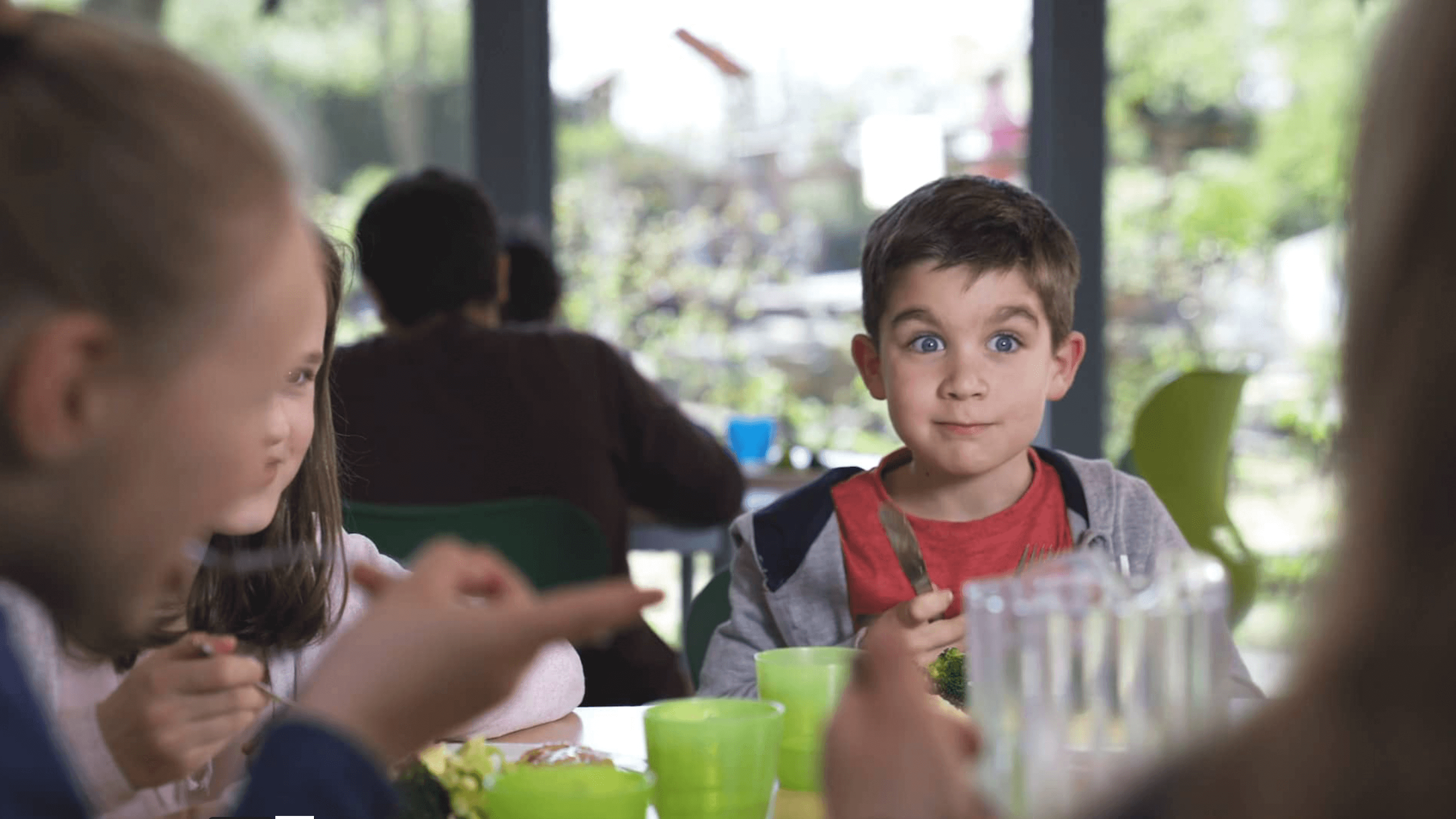 Junge freut sich über Mittagessen